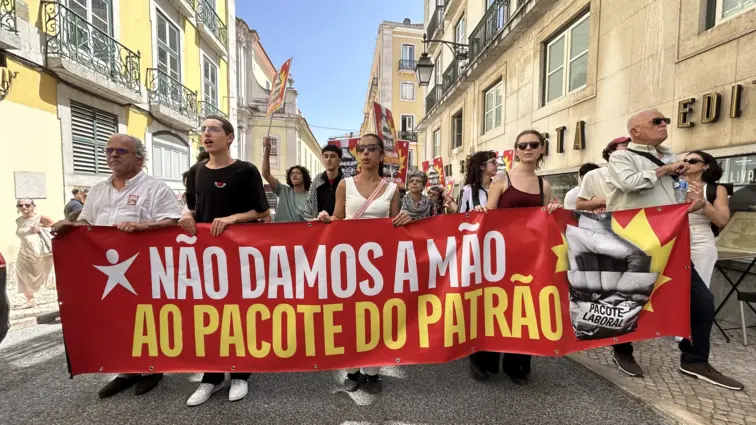 Protesto pela greve geral à frente do edifício da Assembleia da República | Mariana Moniz